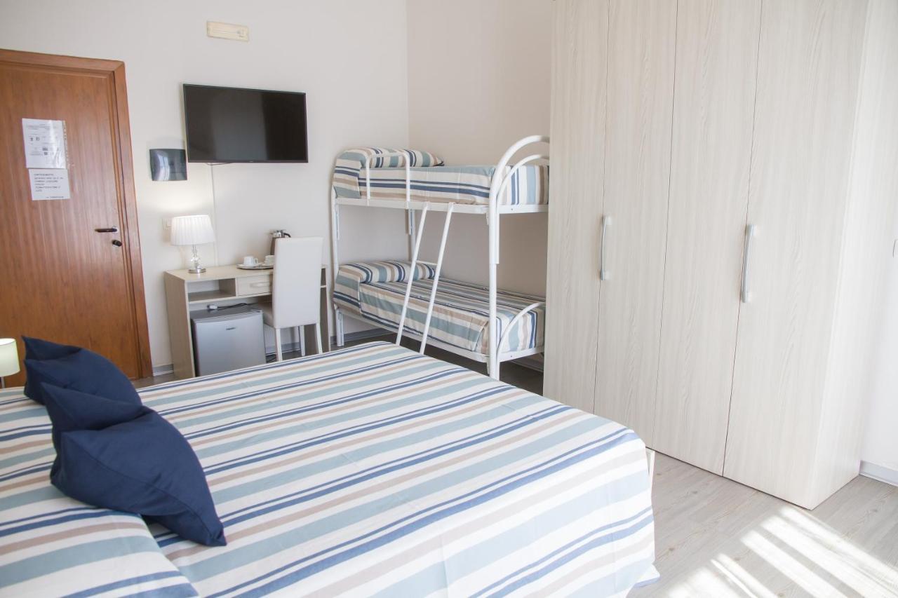 Bluriva Hotel Ciro Marina Bagian luar foto