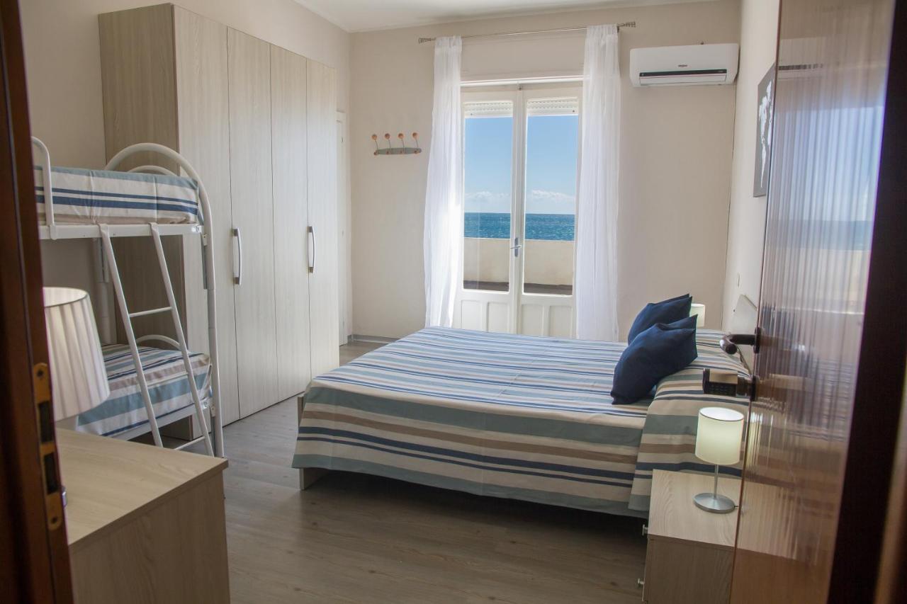 Bluriva Hotel Ciro Marina Bagian luar foto
