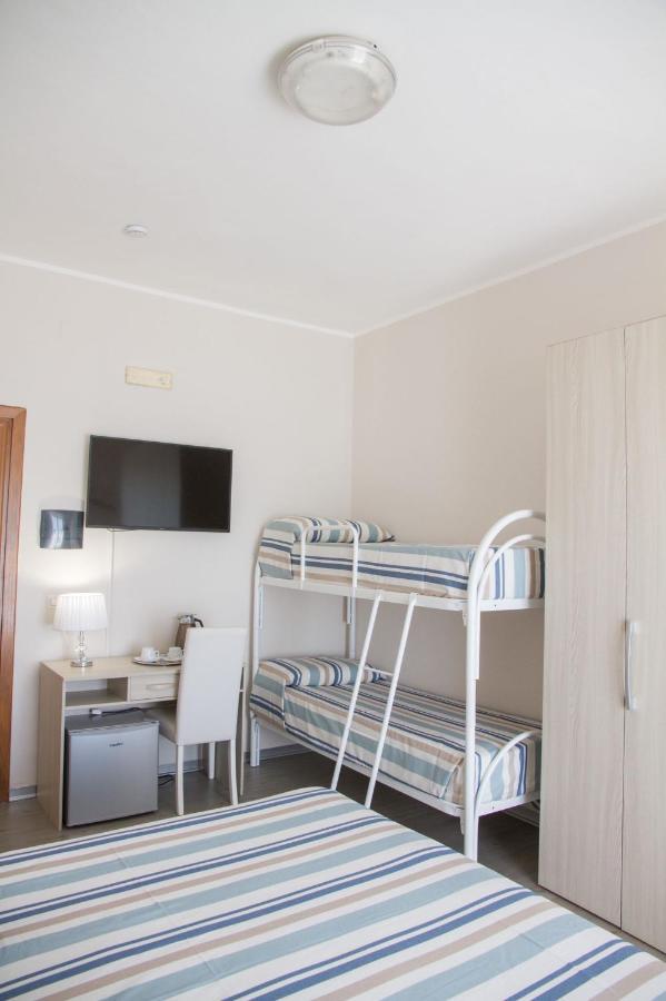 Bluriva Hotel Ciro Marina Bagian luar foto